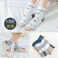 Ventes directes d&#39;usine de haute qualité chaussettes bébé en coton peigné pour enfants automne et hiver nouveau design chaussettes bébé chaussettes de dessin animé mignon